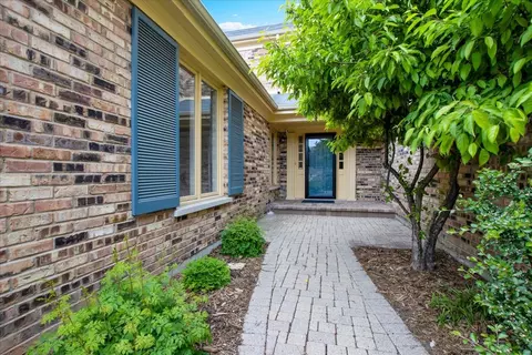 7 The Court Of Island Pt, Northbrook, IL 60062