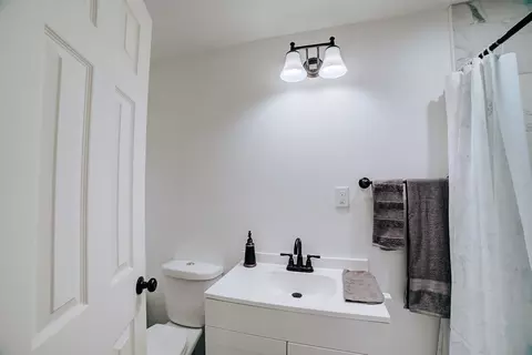 Bath - 2775 E Riverview Dr, Kankakee, IL 60901 photo 2 of 3