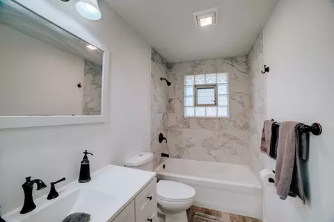 Bath - 2775 E Riverview Dr, Kankakee, IL 60901 photo 3 of 3