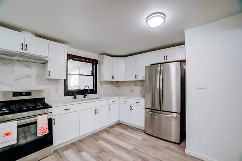 Kitchen - 2775 E Riverview Dr, Kankakee, IL 60901 photo 2 of 4