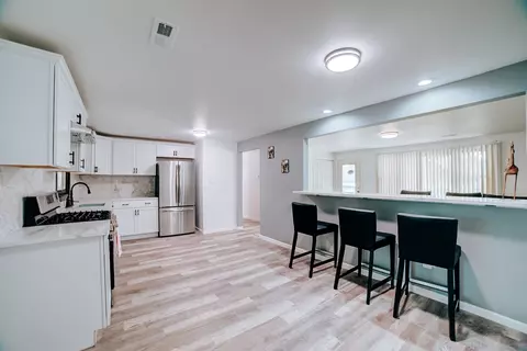 Kitchen - 2775 E Riverview Dr, Kankakee, IL 60901 photo 3 of 4