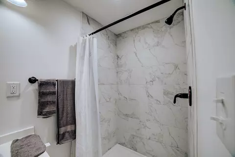 Bath - 2775 E Riverview Dr, Kankakee, IL 60901 photo 1 of 3
