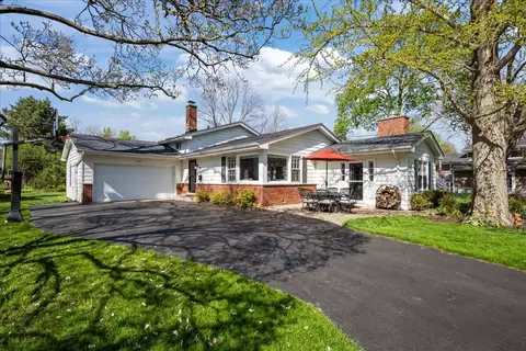 927 Holly Ct, Deerfield, IL 60015