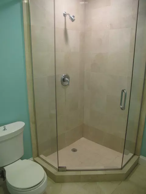 Bath - 911 Maple Ave #2N, Evanston, IL 60202 photo 4 of 4