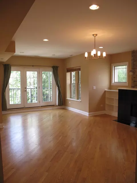 Living - 911 Maple Ave #2N, Evanston, IL 60202 photo 1 of 6