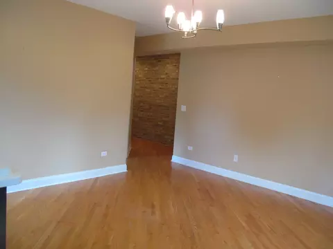 Living - 911 Maple Ave #2N, Evanston, IL 60202 photo 5 of 6