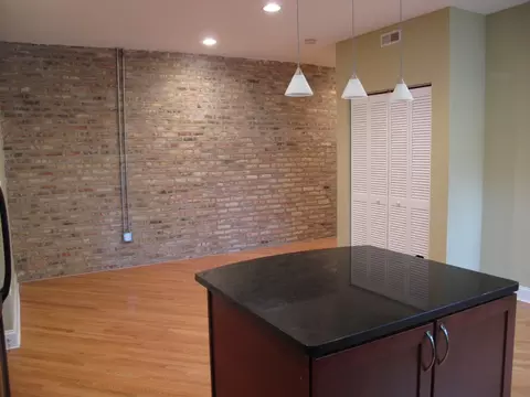 Living - 911 Maple Ave #2N, Evanston, IL 60202 photo 6 of 6