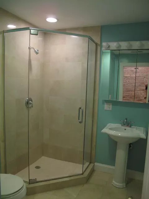 Bath - 911 Maple Ave #2N, Evanston, IL 60202 photo 3 of 4