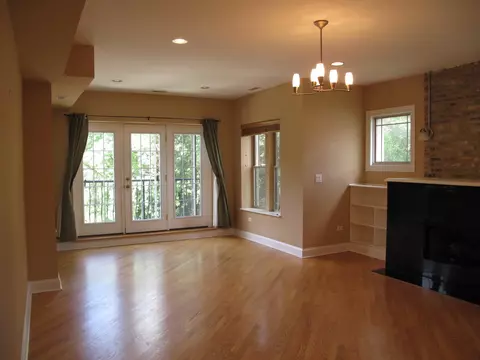 Living - 911 Maple Ave #2N, Evanston, IL 60202 photo 2 of 6