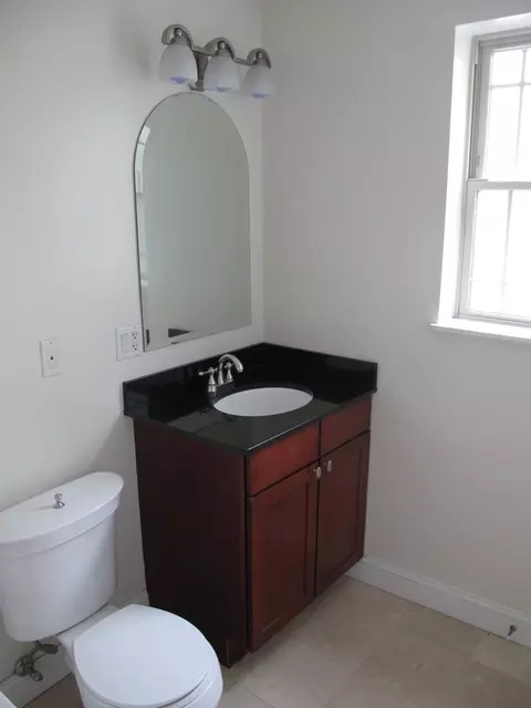 Bath - 911 Maple Ave #2N, Evanston, IL 60202 photo 2 of 4