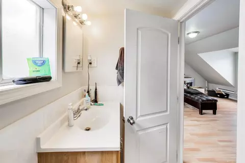 Bath - 2955 N Gresham Ave, Chicago, IL 60618 photo 4 of 5
