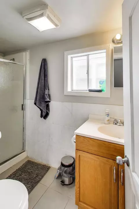 Bath - 2955 N Gresham Ave, Chicago, IL 60618 photo 5 of 5