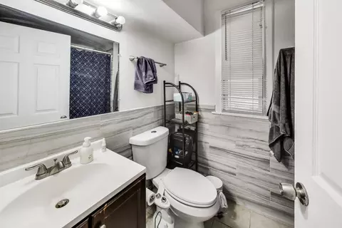 Bath - 2955 N Gresham Ave, Chicago, IL 60618 photo 3 of 5