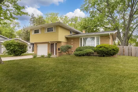 9 Sycamore Dr, Naperville, IL 60540