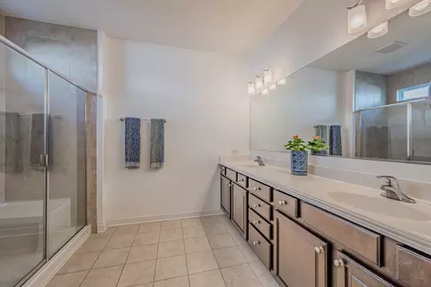 Bath - 2942 Trillium Ct E, Aurora, IL 60506 photo 2 of 4