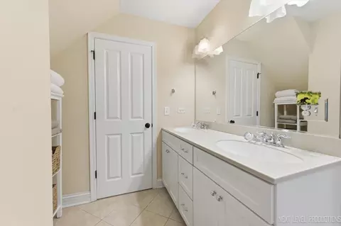 Bath - 534 Walnut St, Batavia, IL 60510 photo 4 of 5