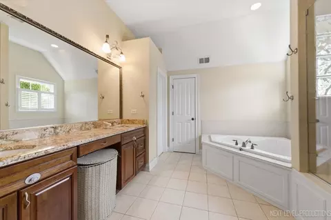 Bath - 534 Walnut St, Batavia, IL 60510 photo 2 of 5