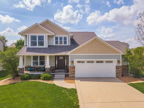 1503 Rathmore Rd E, Bloomington, IL 61705