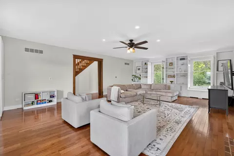 Living - 28364 N Lakeview Cir, Mchenry, IL 60051 photo 2 of 4