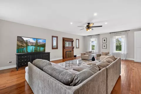 Living - 28364 N Lakeview Cir, Mchenry, IL 60051 photo 3 of 4