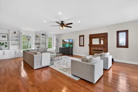 Living - 28364 N Lakeview Cir, Mchenry, IL 60051 photo 1 of 4