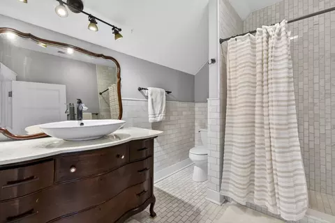 Bath - 28364 N Lakeview Cir, Mchenry, IL 60051 photo 2 of 4