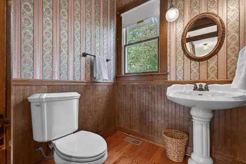 Bath - 28364 N Lakeview Cir, Mchenry, IL 60051 photo 1 of 4