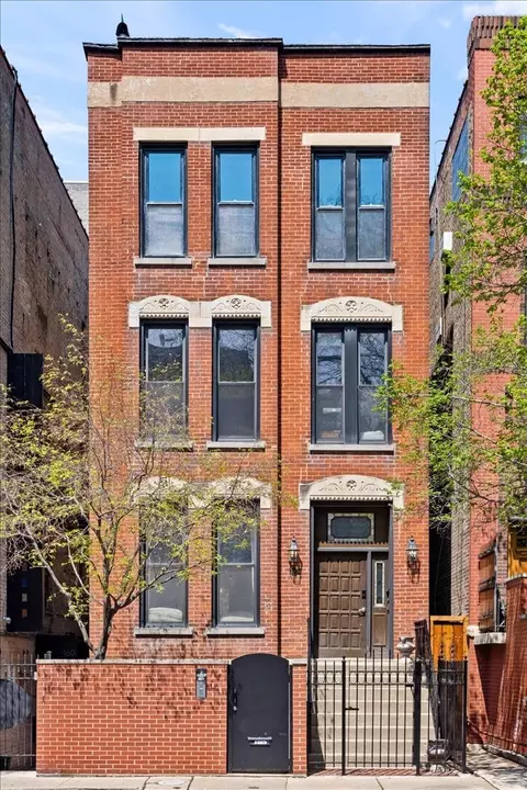158 W Burton Pl #1, Chicago, IL 60610