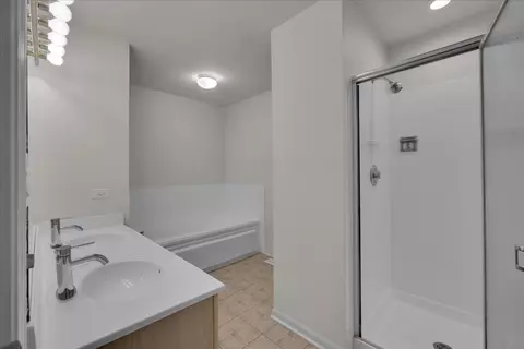 Bath - 1137 Longford Rd, Bartlett, IL 60103 photo 3 of 3