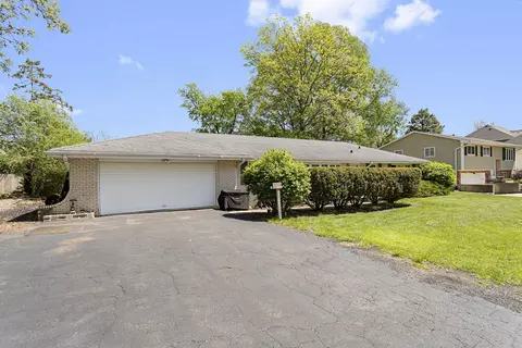 205 Oak Ave, Westmont, IL 60559