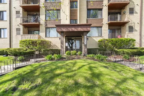 5800 W 105th St #1C, Oak Lawn, IL 60453