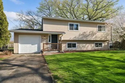 3312 W Lake Shore Dr, Wonder Lake, IL 60097