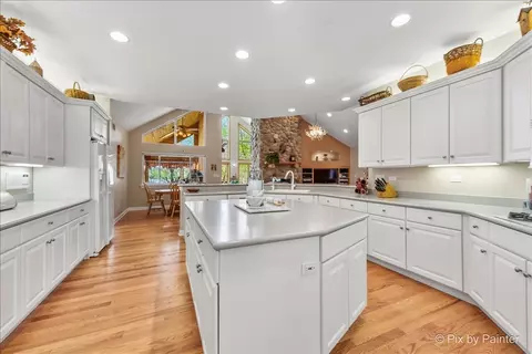 Kitchen - 4 Mohawk Dr, South Barrington, IL 60010 photo 3 of 4