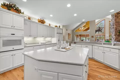 Kitchen - 4 Mohawk Dr, South Barrington, IL 60010 photo 2 of 4