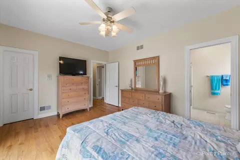 Bedroom - 4 Mohawk Dr, South Barrington, IL 60010 photo 3 of 7