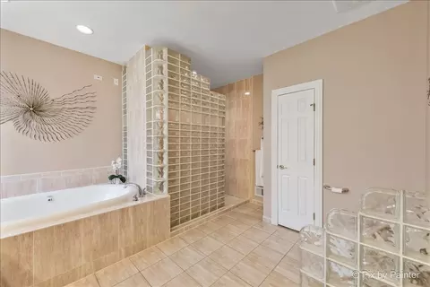 Bath - 4 Mohawk Dr, South Barrington, IL 60010 photo 2 of 6
