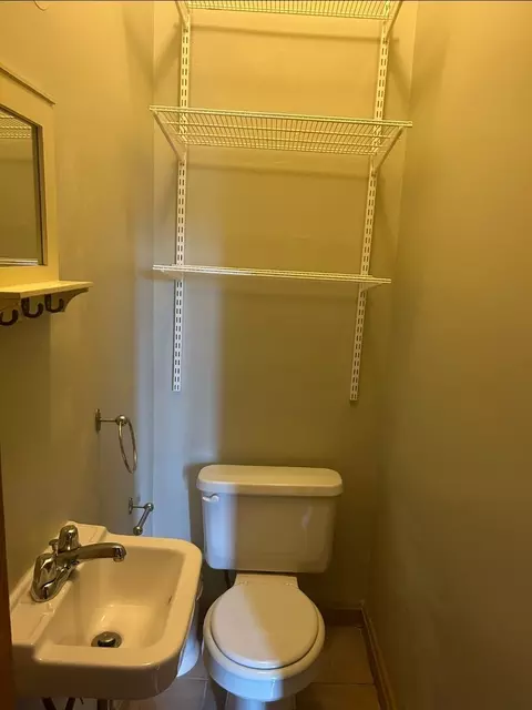 Bath - 419 E 46th St, Chicago, IL 60653 photo 2 of 3