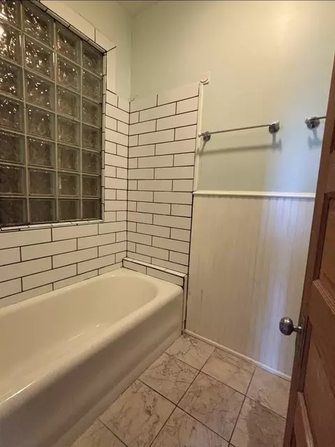Bath - 419 E 46th St, Chicago, IL 60653 photo 3 of 3
