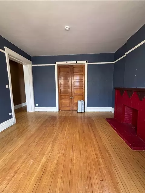Living - 419 E 46th St, Chicago, IL 60653 photo 5 of 7
