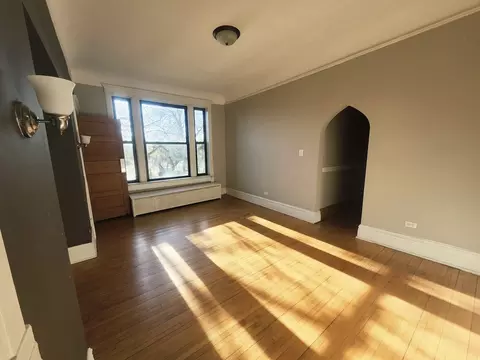 Living - 419 E 46th St, Chicago, IL 60653 photo 3 of 7
