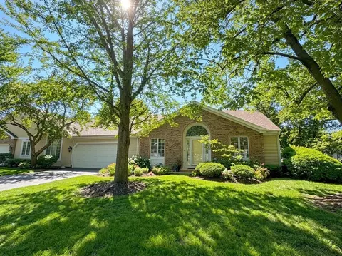 281 Governors Ln #281, Elgin, IL 60123