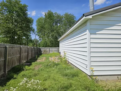 Exterior - 120 E Wayne St, Geff, IL 62842 photo 6 of 9