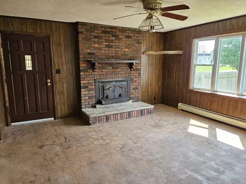 Living - 120 E Wayne St, Geff, IL 62842 photo 2 of 3