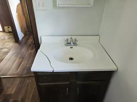 Bath - 120 E Wayne St, Geff, IL 62842 photo 3 of 4