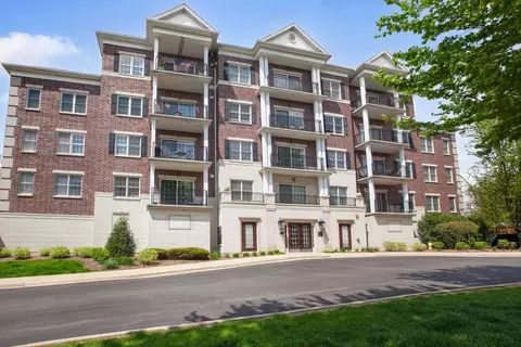 446 Mcdaniels Cir #302, Clarendon Hills, IL 60514