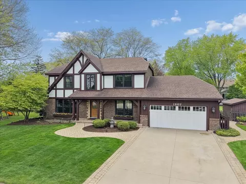 1207 Abbey Ct, Libertyville, IL 60048