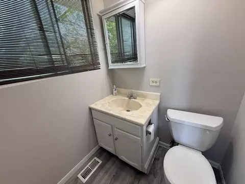 Bath - 375 Longford Dr, Elgin, IL 60120 photo 5 of 6