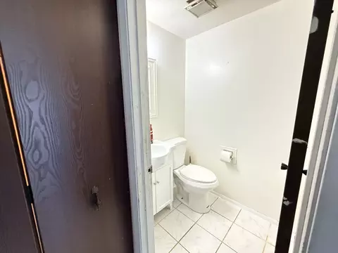 Bath - 375 Longford Dr, Elgin, IL 60120 photo 2 of 6