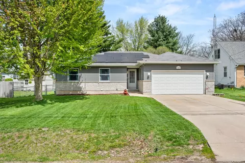 323 W Church St, Genoa, IL 60135