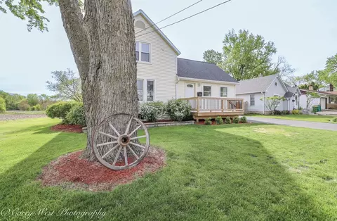 230 Sabin St, Sycamore, IL 60178